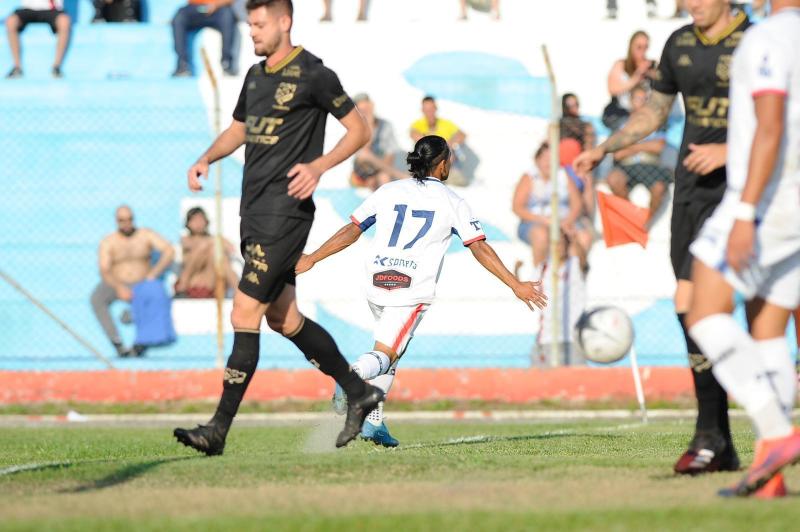 Quarto gol do União Suzano veio com o camisa 17, Romário, aos 37 minutos da etapa final