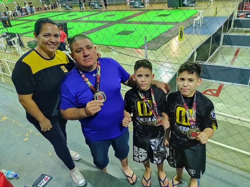 Família sempre unida: os gêmeos com o papai campeão e a mamãe Barros