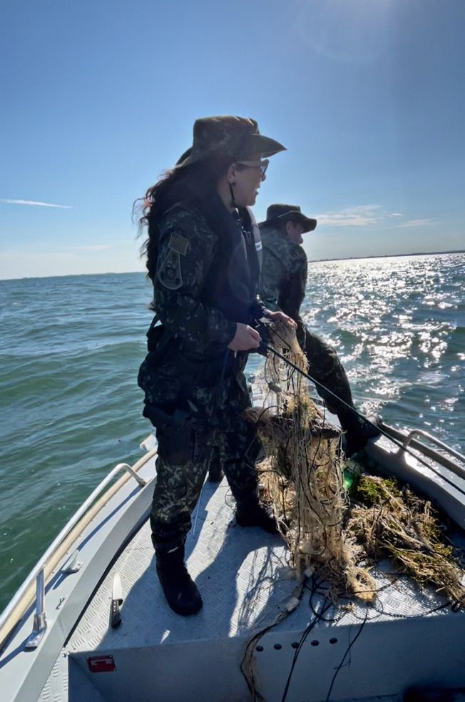  Durante o patrulhamento foram localizados 250 metros de rede de pesca malhas 16 milímetros sem plaquetas de identificação