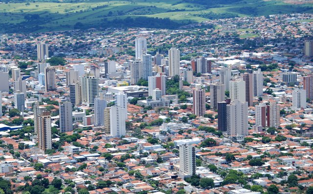 Neste ano, o feriado de finados cai na terça-feira; por isso a data também impacta alguns serviços na segunda