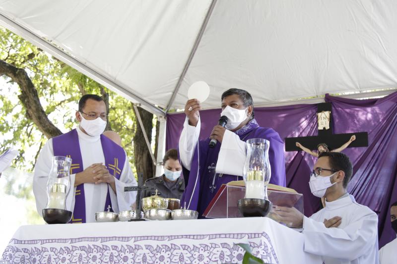 Bispo dom Benedito presidiu primeira missa neste Dia de Finados