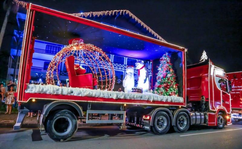 Caminhões iluminados e decorados passam pela cidade na terça-feira