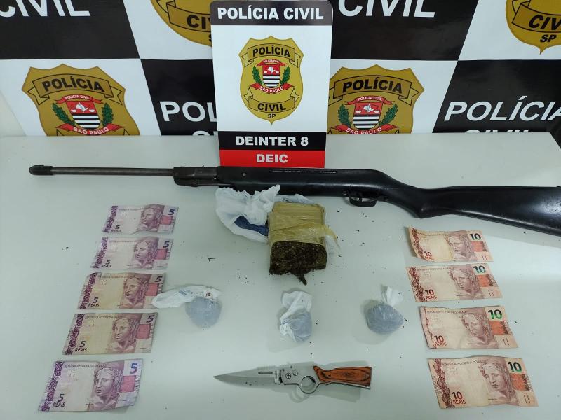 Policiais localizaram meio tijolo de maconha e materiais utilizados para a venda na residência do indiciado