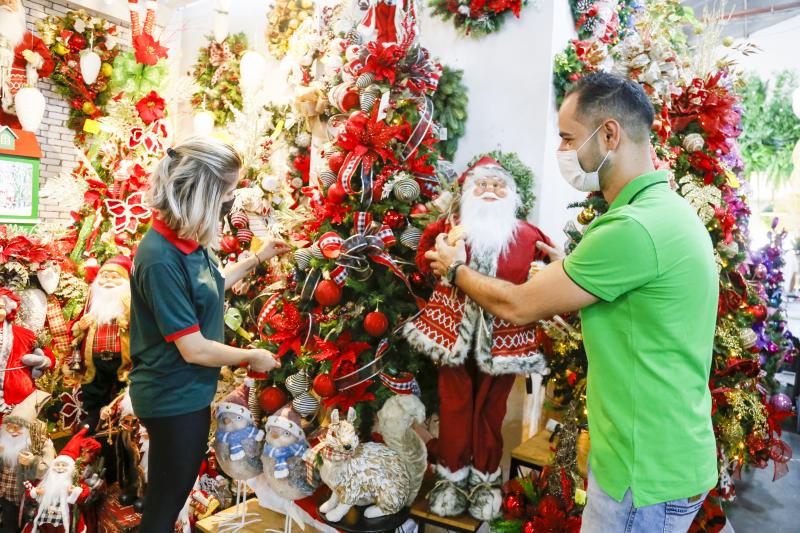 Lojistas adiantaram a exposição dos enfeites natalinos devido à alta procura pelos itens