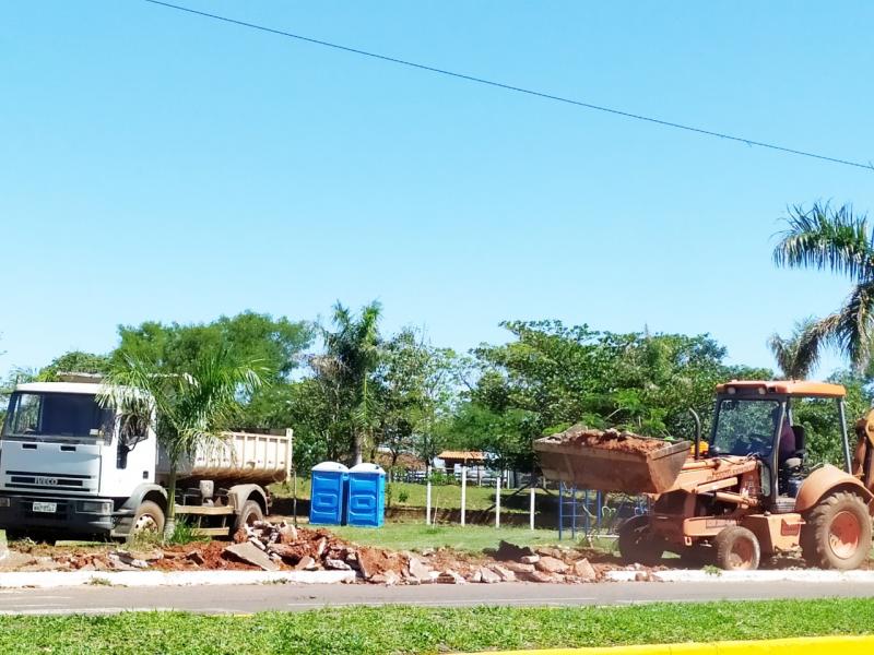 Serviços são executados na remodelação da praça