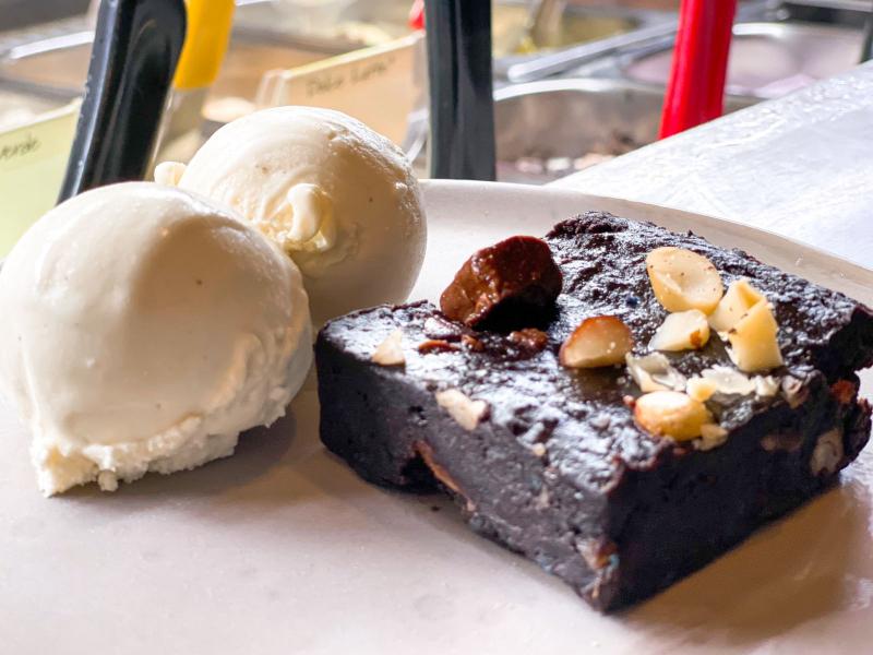 Na Fábrica Di Gelatti, brownie de batata-doce roxa e castanhas é servido com gelato