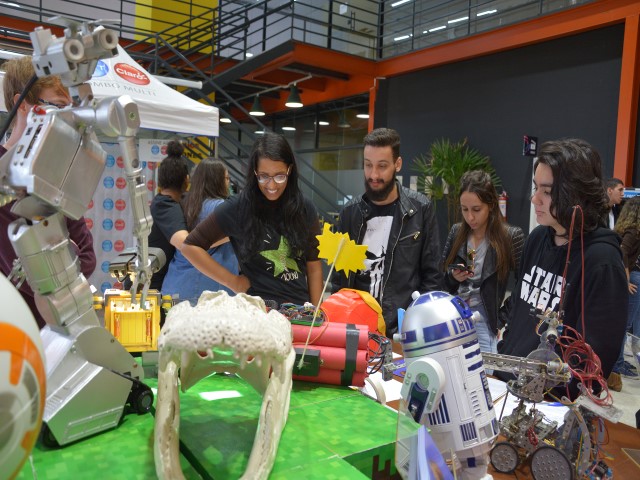 Uma das atrações que chamam atenção no evento é o campeonato de robôs