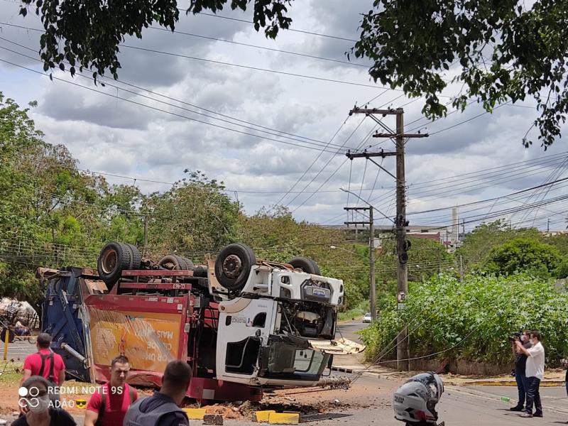 Caminhão tombou por volta de meio-dia na zona leste da cidade, no cruzamento da Avenida Juscelino Kubitschek de Oliveira e Rua Abílio Nascimento 