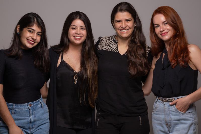 As autoras do livro Bárbara, Melissa e Izabelly, junto à orientadora Fabiana Alves 