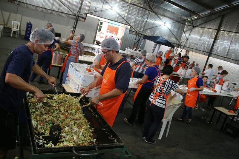 Muitos voluntários se envolvem no preparo do yakisoba 