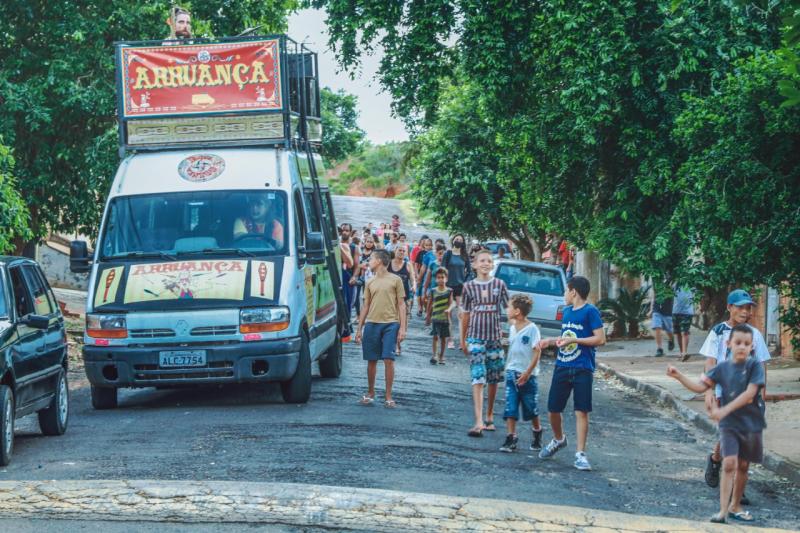 Uma Van maluca leva 3 palhaços que vão viver uma história pra lá de divertida na rua