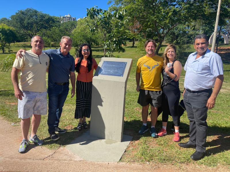 Placa foi descerrada hoje com a presença do prefeito Ed Thomas e do vice Izaque Silva