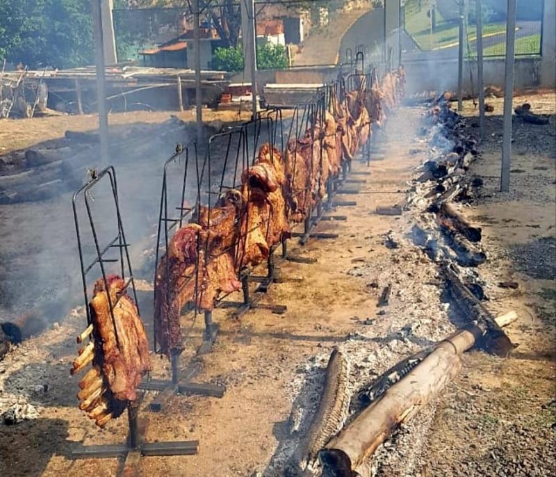 Na madrugada de hoje, 45 pessoas se envolveram no preparo do costelão