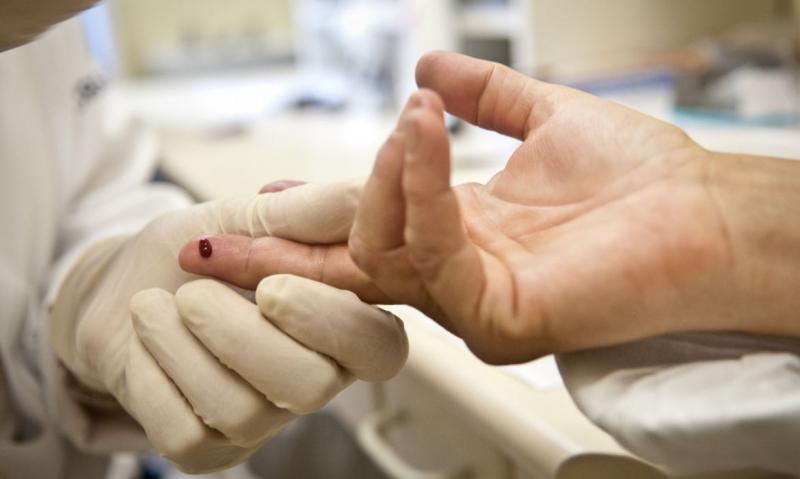 Teste convencional de HIV é feito com amostra de sangue e fica pronto em até 15 minutos