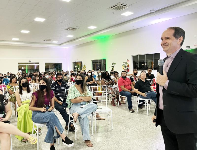 Escritor Cesar Galindo ministrou a palestra "Como alavancar as vendas no final de ano"