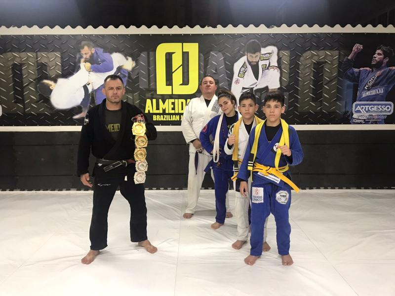 Família Barros levou as medalhas do Mundial para o sensei prestigiar e foram recebidos com novas faixas