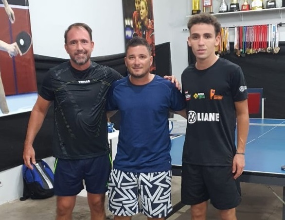 Gilberto com os atletas Carlos Eduardo e Guilherme, antes do embarque para Joinville