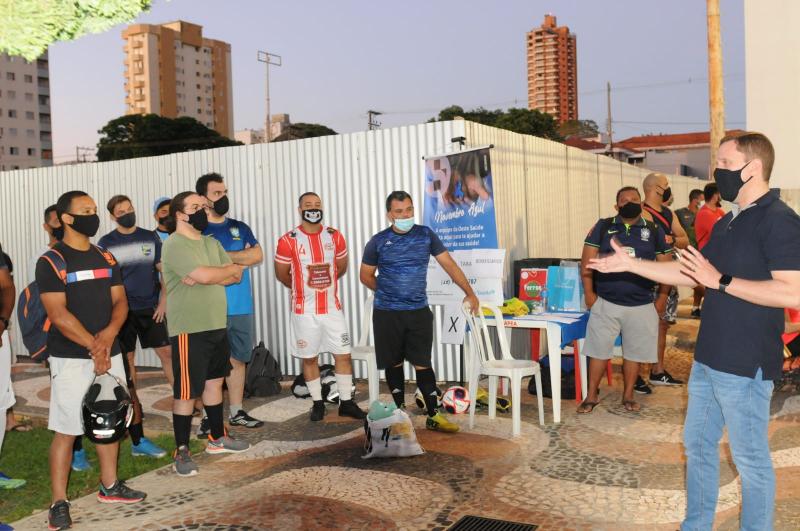 PARTICIPANTES DO TORNEIO ACOMPANHARAM ATENTAMENTE A PALESTRA DO DR. FABIO PERETTI, COM AS DICAS DE PREVENÇÃO DO NOVEMBRO AZUL