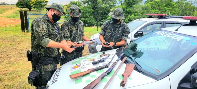 Polícia Ambiental Militar realizou na tarde desta segunda-feira a apreensão de nove armas de fogo de diversos calibres e munições em uma fazenda em Presidente Venceslau