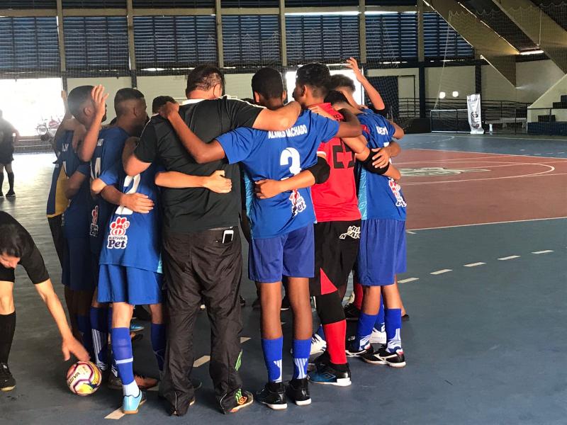 Força maior: Equipe aguerrida pede a Deus em oração antes de cada partida