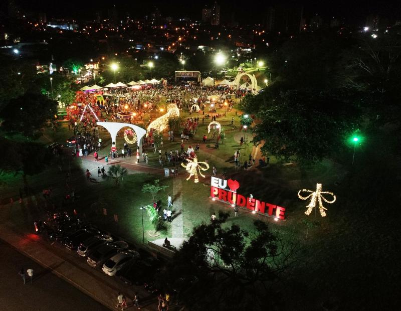 Vila Natal da Vida está montada na Praça do Centenário