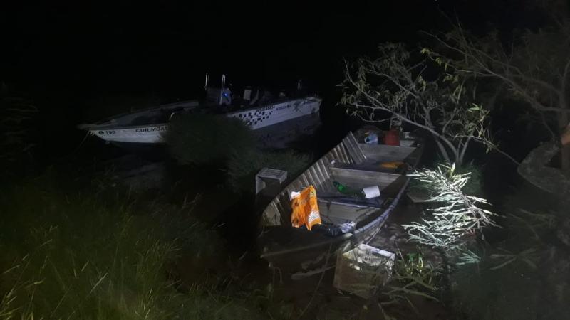Polícia Militar Ambiental apreendeu, na madrugada desta quinta-feira, um barco e 7,5 kg de pescado irregular em Presidente Epitácio