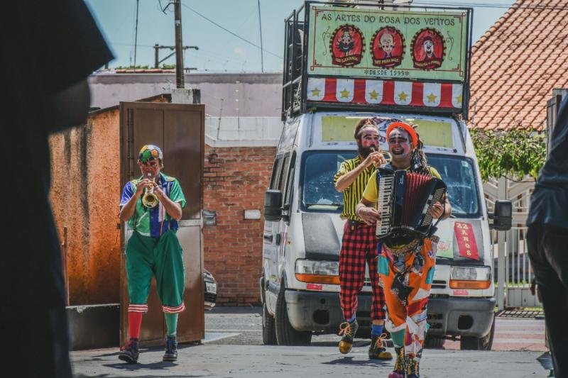 Três palhaços saem pelo mundo arrancando risos a bordo de sua carroça moderna – uma van iconográfica