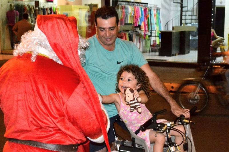 Chegada do Papai Noel abre temporada de Natal e shows culturais na cidade