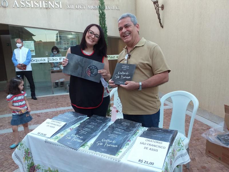 Evelyn e Freixo: autores do livro na entrada da Paróquia São Francisco, no domingo