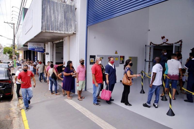 Do lado de fora do restaurante, muitas pessoas aguardavam numa fila que se estendeu por cerca de 100 metros