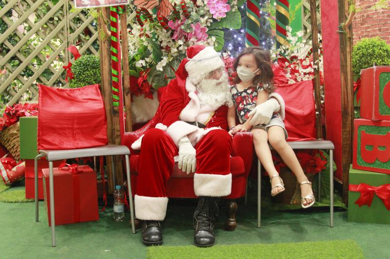 Papai Noel doa amor e esperança a todos que se aproximam dele