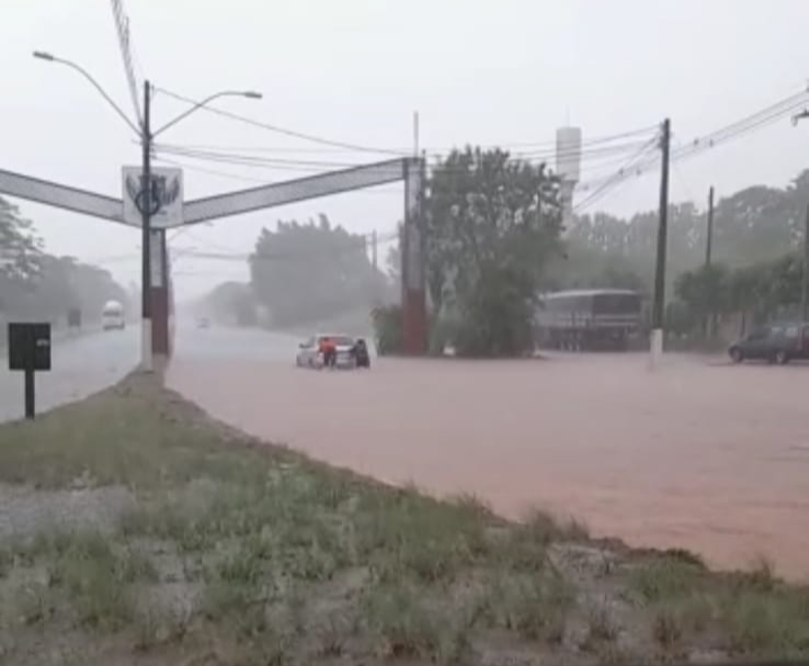 Entrada de Machado ficou totalmente alagada na tarde desta sexta