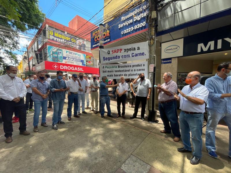 Lideranças da “Segunda com carne”, durante a manifestação, ontem de manhã, no calçadão