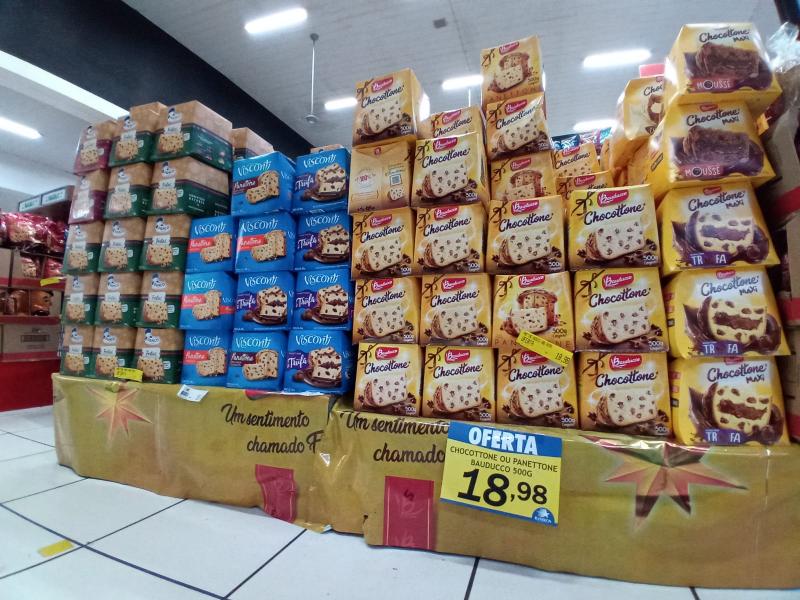 Panetones e chocotones estão entre itens que entraram em promoção