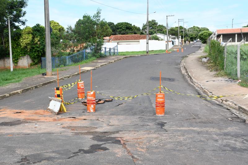 Trecho onde houve danos no asfalto ficará interditado até a próxima semana