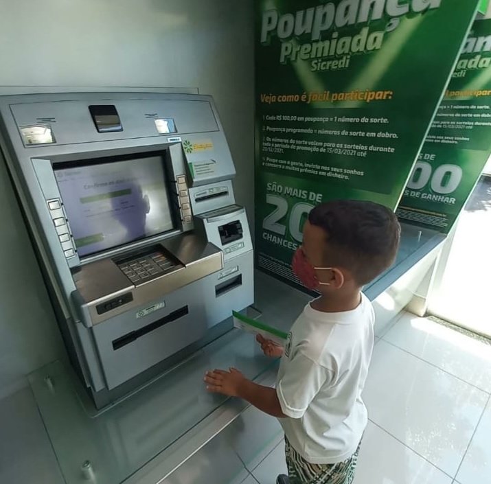 Garoto Rodrigo, de apenas 6 anos, que desde muito cedo recebe instruções da mãe, já possui cartão de crédito e conta poupança 