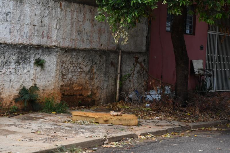 Fiscalização abrange imóveis cujas calçadas estão com acúmulo de materiais e entulhos