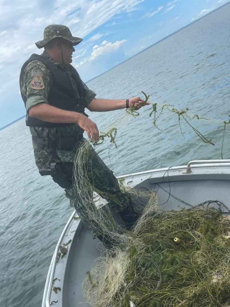 Polícia Ambiental realizou a apreensão de 200 metros de redes irregulares no lago UHE Sergio Motta em Presidente Epitácio;