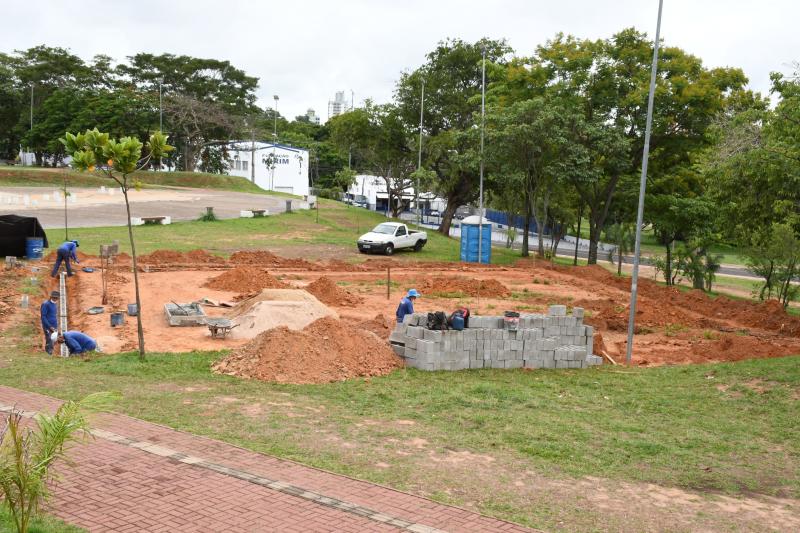 Já foi executada a terraplanagem, agora deram início à mureta de contorno