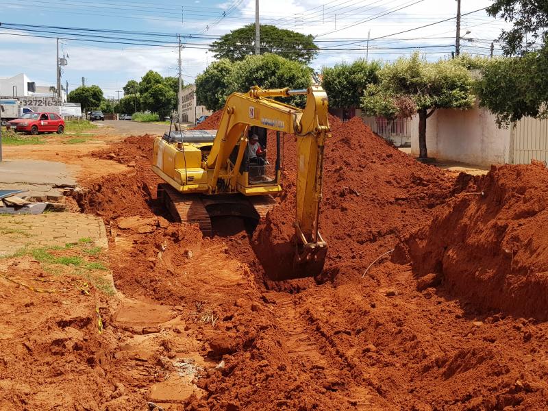 Empresa iniciou obras na avenida na manhã desta segunda-feira