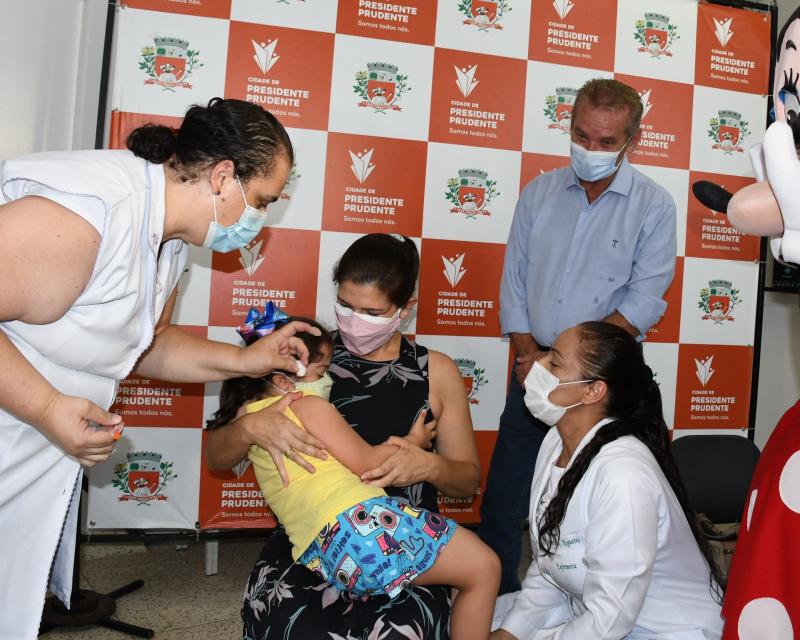 Primeira prudentina imunizada com dose pediátrica foi Julia Goi Carvalho, de 6 anos