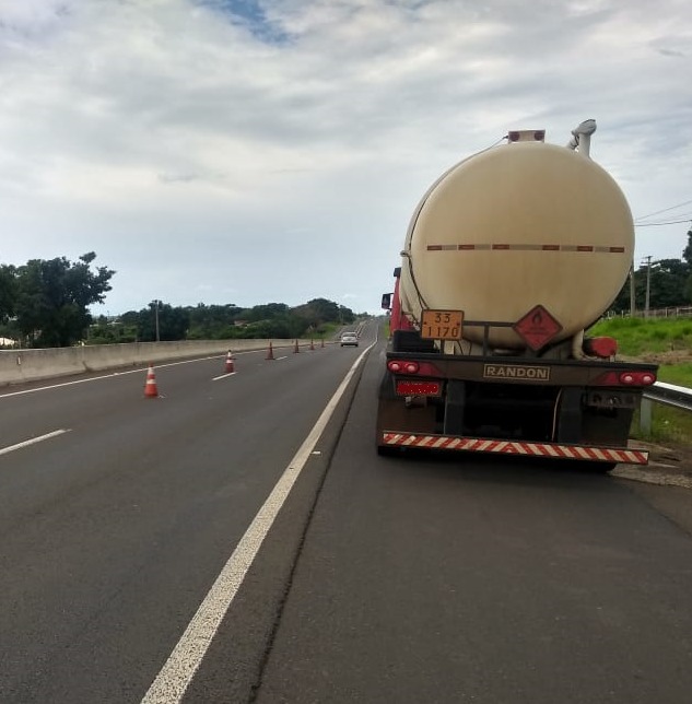 Conforme BO, vítima teria parado caminhão no acostamento para ir até uma lanchonete no outro lado da pista