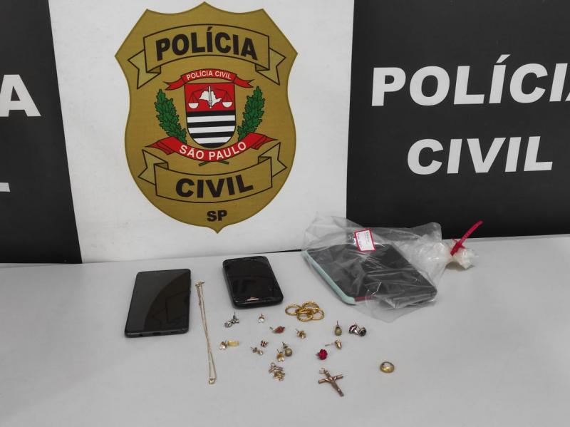 Durante operação, foram apreendidos aparelhos celulares, diversas peças de joias, aparelhos eletrônicos e veículo da família vítima do roubo