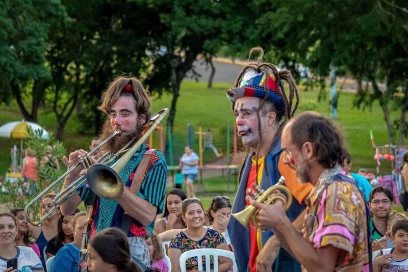 Palhaços prometem um show que indica o que será o futuro do circo