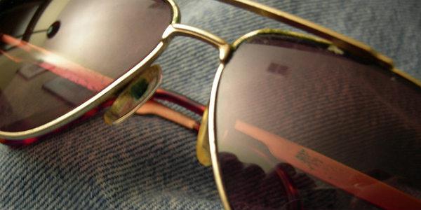 Óculos de sol tem a função de proteger os olhos dos raios ultravioletas