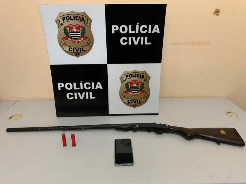 Ação policial resultou na prisão em flagrante de um suspeito, de 39 anos, por posse ilegal de arma de fogo; com ele foi encontrada uma espingarda calibre .28 e mais 02 cartuchos íntegros