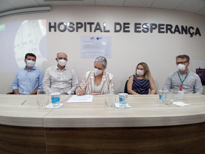 Hospital de Esperança e Unimed Prudente formalizaram, na manhã desta quinta, no auditório do HE, convênio de prestação de serviços 