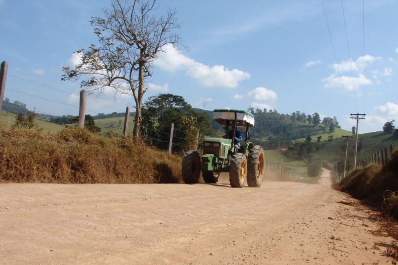 Estradas vicinais são importantes para escoamento da produção agrícola