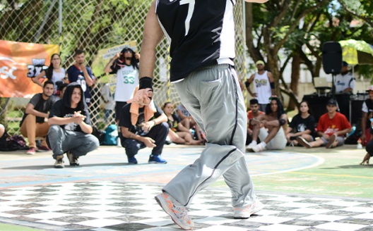 Pelezinho, que foi B-boy oficial de Marcelo D2 e Charlie Brown Jr, participa do breaking dance, hoje