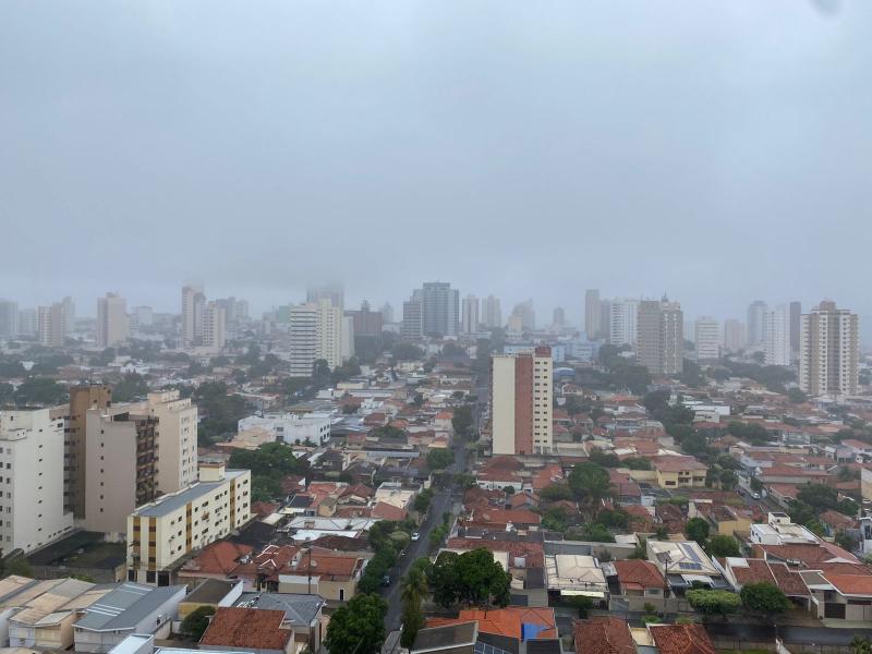 Neste sábado, Prudente amanheceu com temperaturas mais amenas e um nevoeiro que cobria a cidade